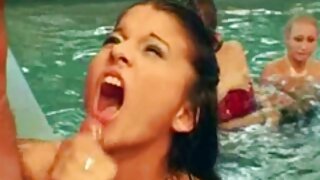 Nóng đồng tính nữ gang bang trẻ thủ dâm trong nhà tắm dưới với cô ấy người yêu